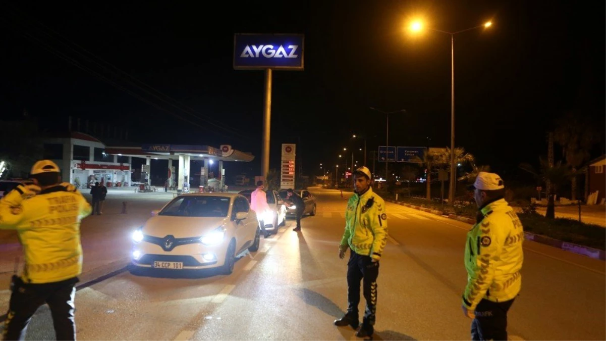 Mersin\'de polis, Kovid-19 riskine karşı sürücülerin ateşlerini ölçtü