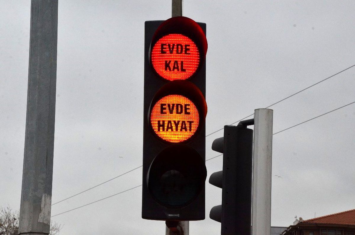 Ordu\'da trafik lambalarında \'evde kal\' uyarısı