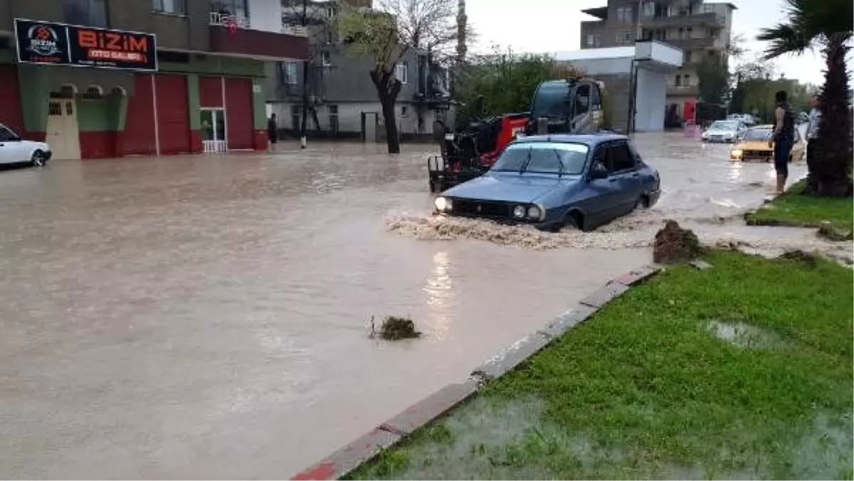 Osmaniye\'de sağanak; cadde ve sokaklar su altında