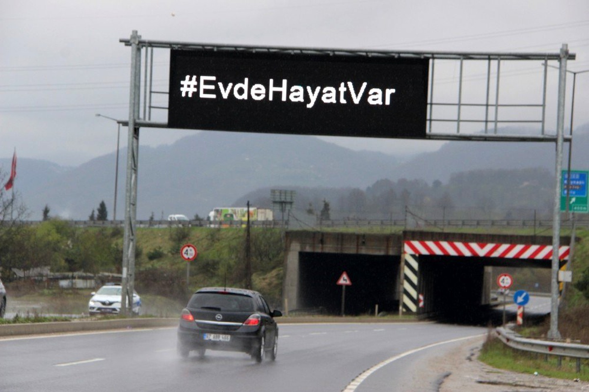 Otoyollardaki tabelalara \'Evde Hayat Var\' yazıldı