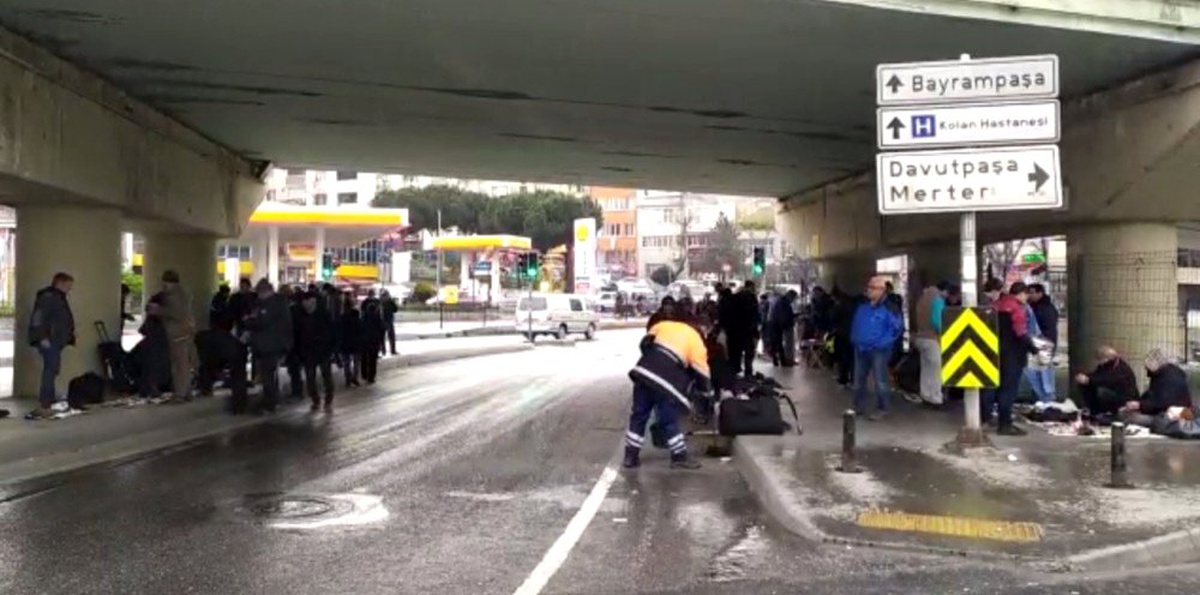 (ÖZEL) Yetkililer uyardı, vatandaşlar seyyar satıcılardan iç içe alışveriş yaptı
