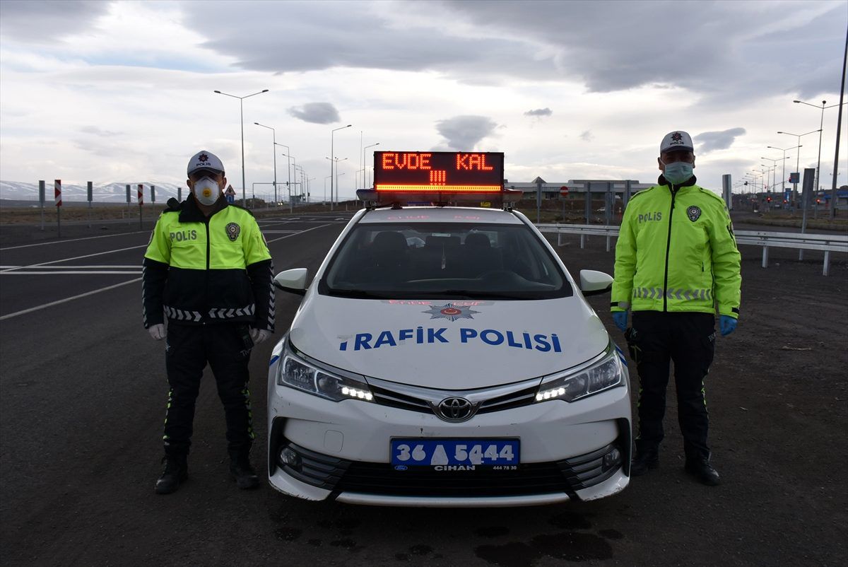 Polis araçlarının tepe lambalarında "Evde kal" uyarısı