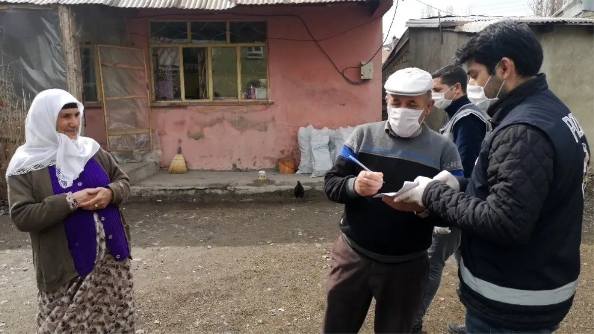 Polis, yakacağı biten yaşlı çifte odun götürdü