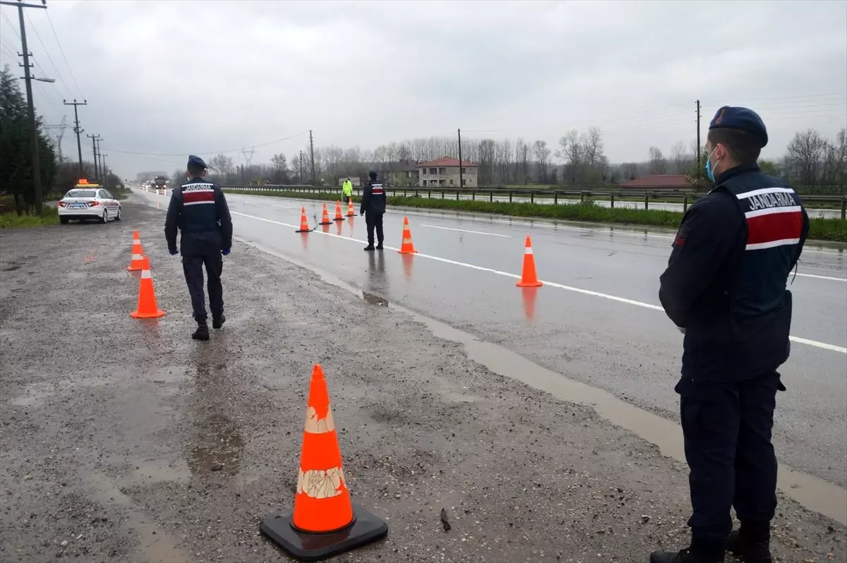 Sakarya\'da jandarma uygulama noktasında koronavirüs denetimi