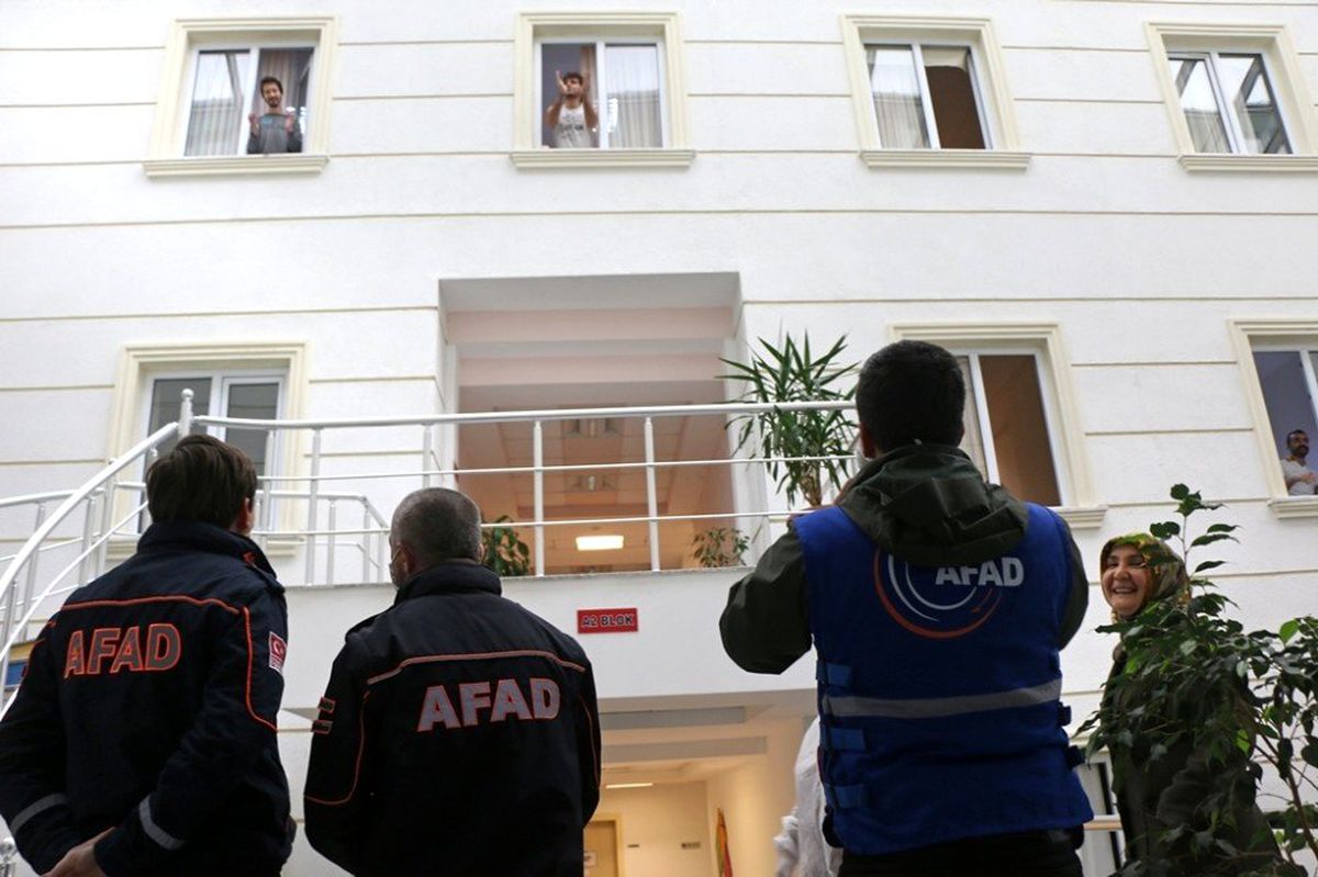 Sakarya\'da yurtta karantina altında olan öğrencilerden ve vatandaşlardan moral alkışı