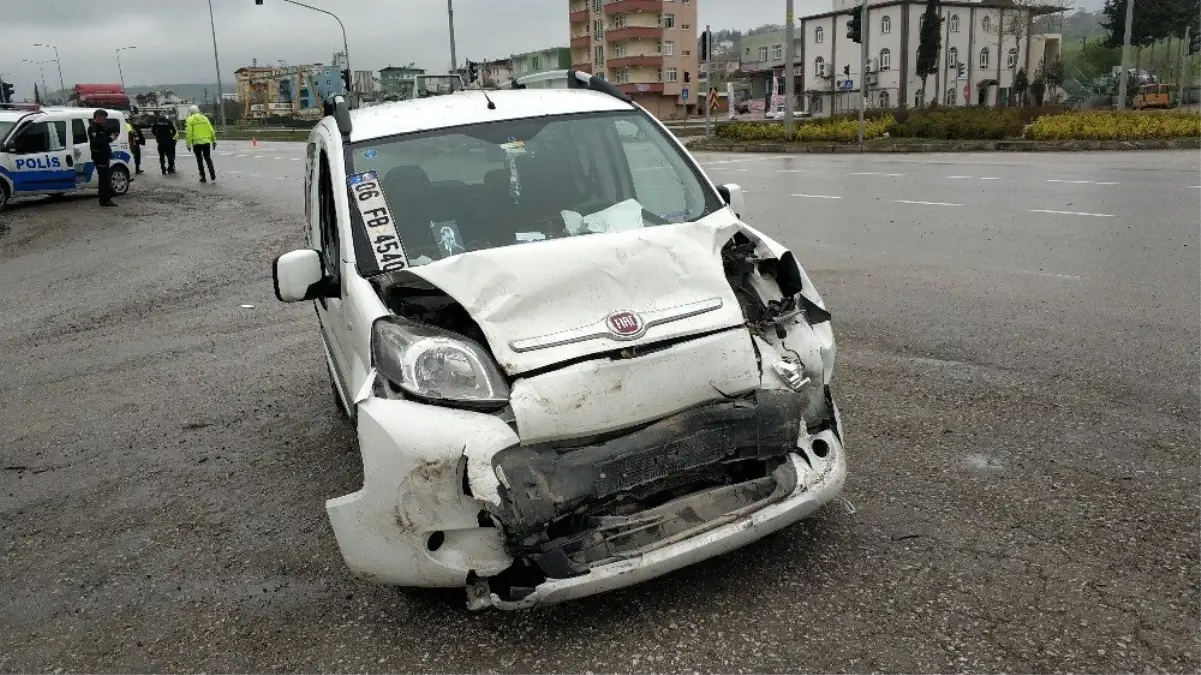 Samsun\'da kamyonet otomobile arkadan çarptı: 2 yaralı