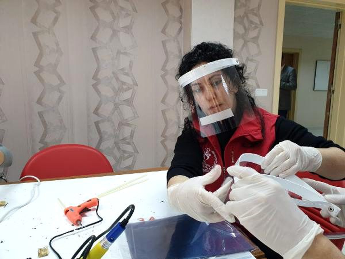 Sinop\'ta, Gençlik Merkezi\'nde siperlik maske üretiliyor