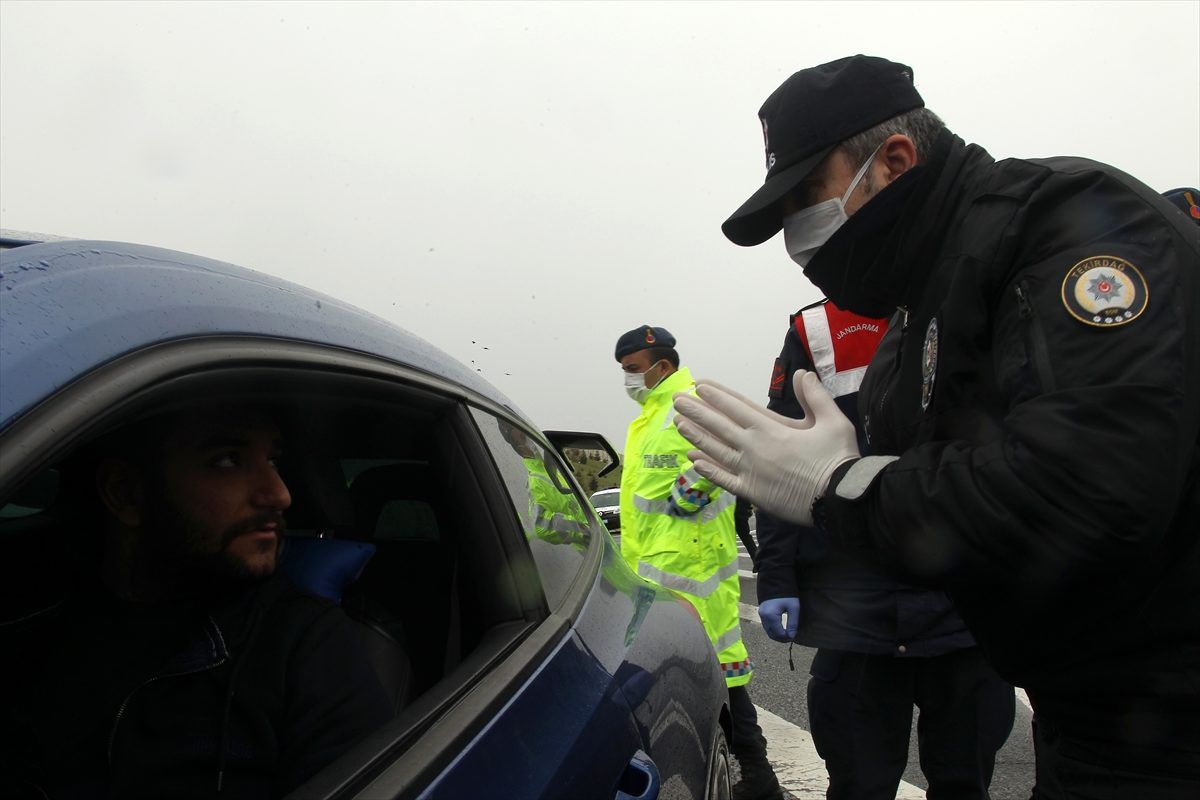 Tekirdağ\'da polis ve jandarma ekipleri sürücülerin ateşini ölçtü