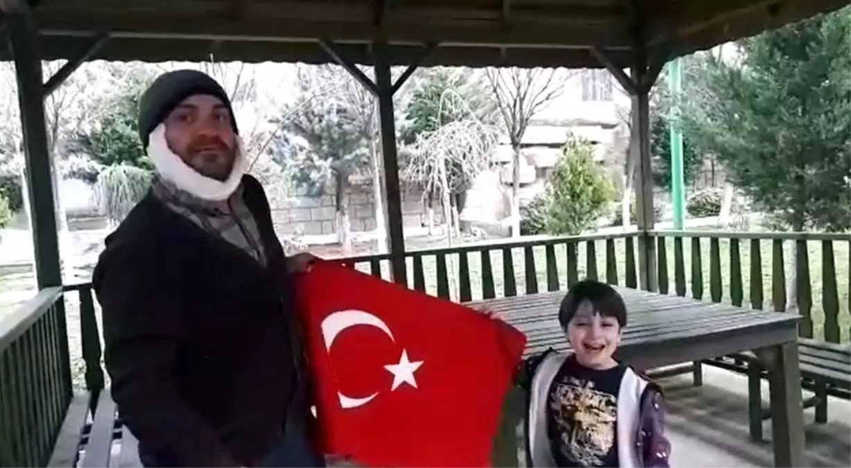 Yaşlı insan kılığına giren baba ve minik oğlu \'evde kal\' dedi