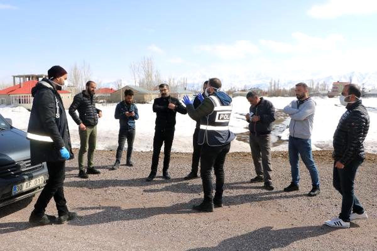 Yüksekova\'da polis ve zabıtadan sokakta \'evde kal\' uyarısı
