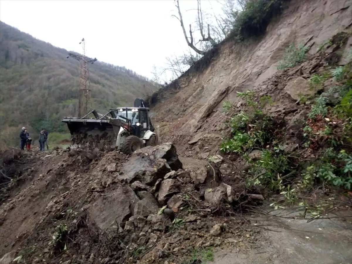 Zonguldak\'ta heyelan nedeniyle kapanan mahalle yolu açıldı