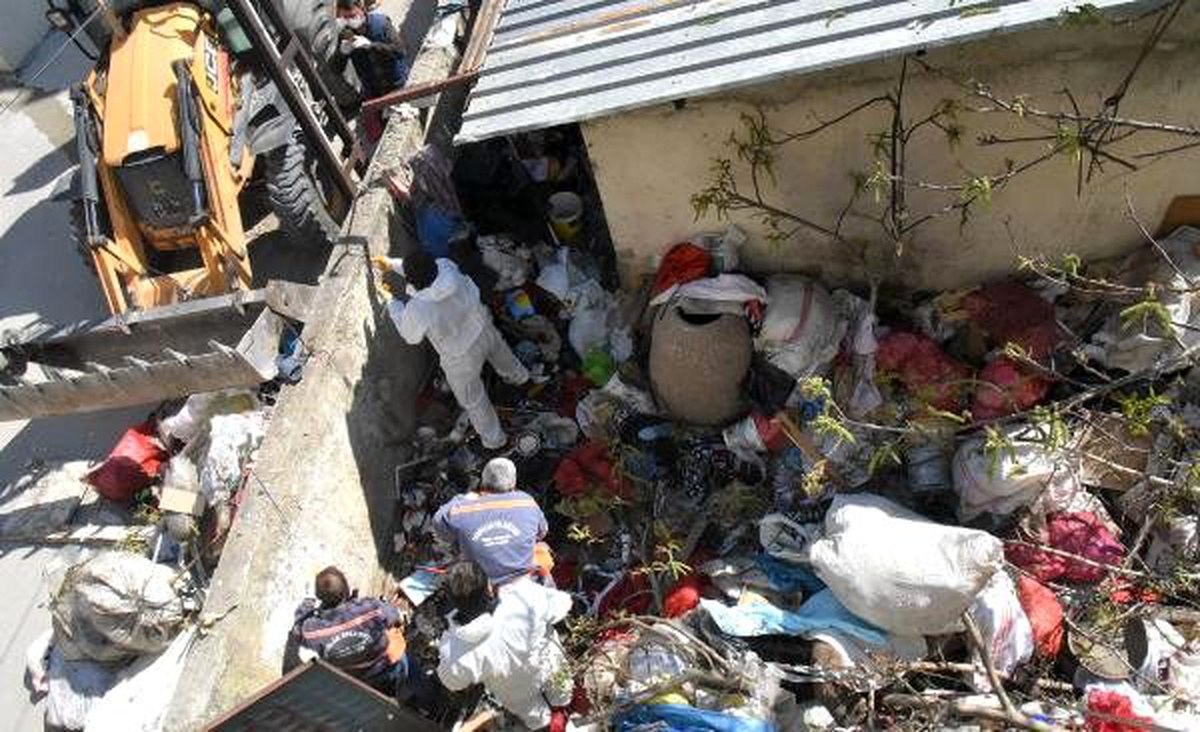 75 yaşındaki kadının evinden 15 ton çöp çıktı