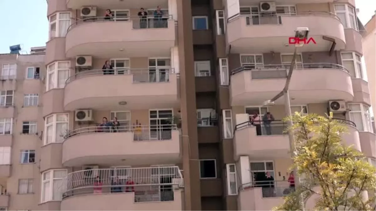 Adana Büyükşehir Belediyesi Bandosu\'ndan sokakta moral konseri