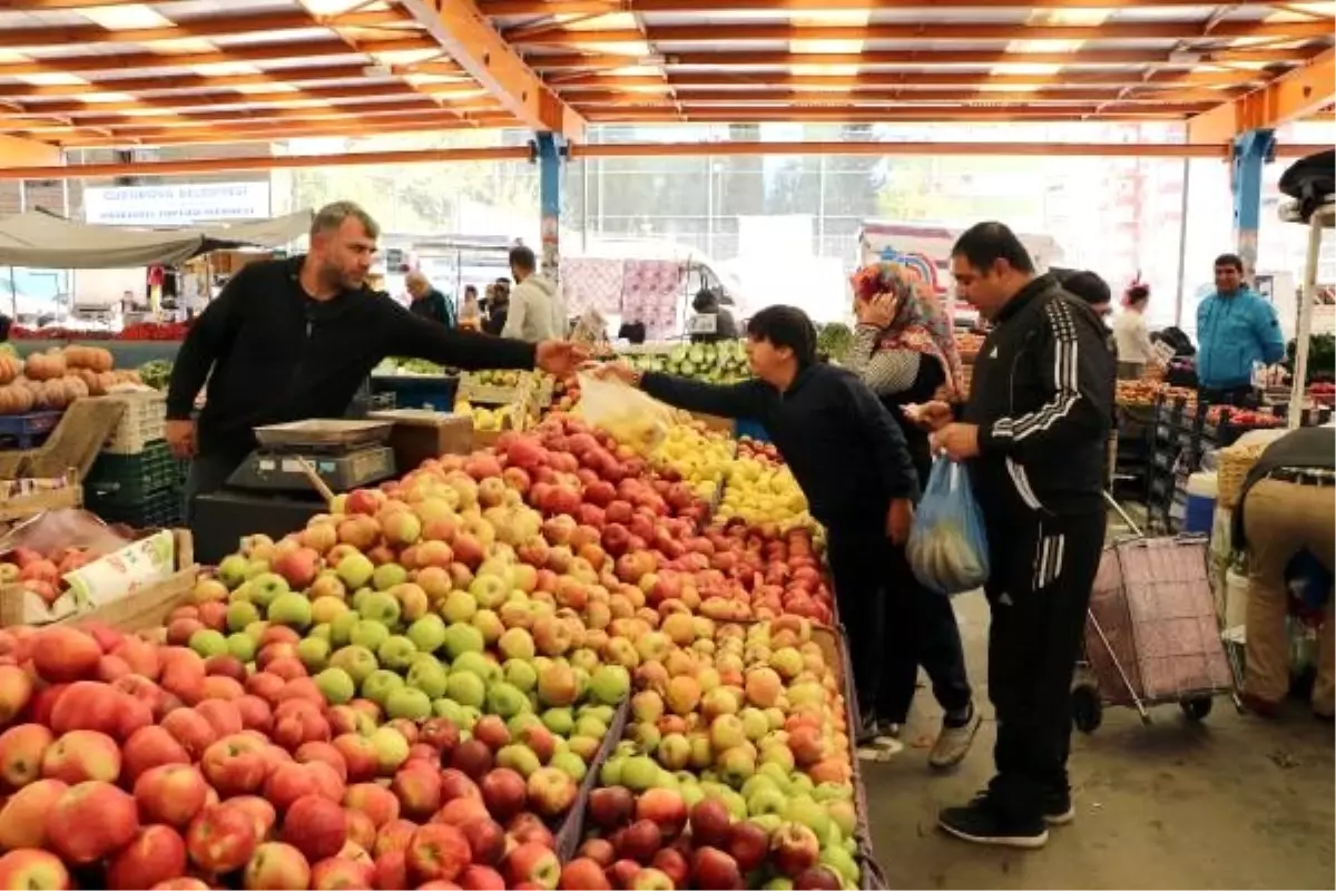 Adana\'da yasağa rağmen pazarcılar çocuklarıyla birlikte çalıştı