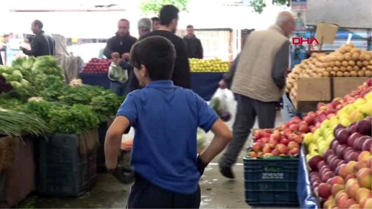 Adana\'da yasağa rağmen pazarcılar çocuklarıyla birlikte çalıştı