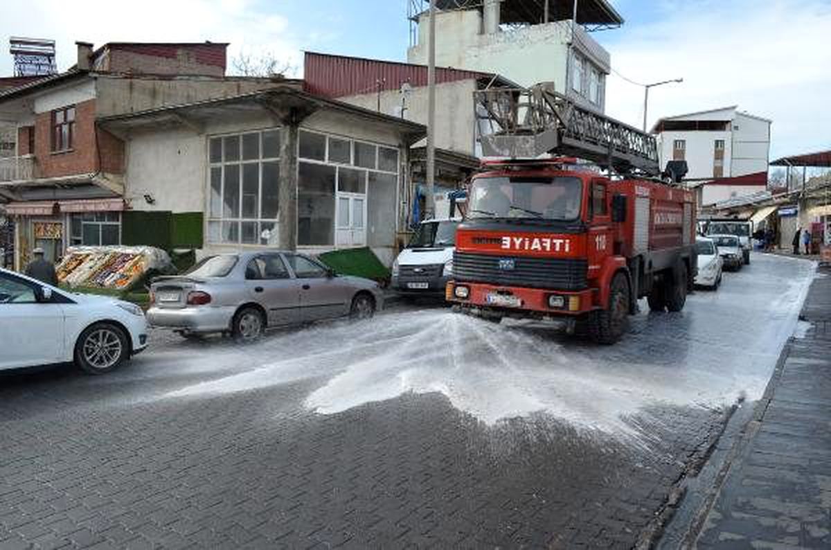 Adilcevaz\'da cadde ve sokaklar ilaçlı suyla yıkandı