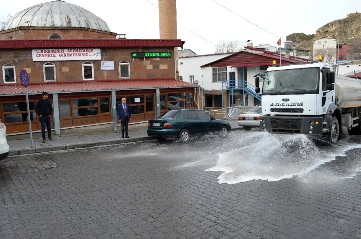 Adilcevaz\'da cadde ve sokaklar ilaçlı suyla yıkandı