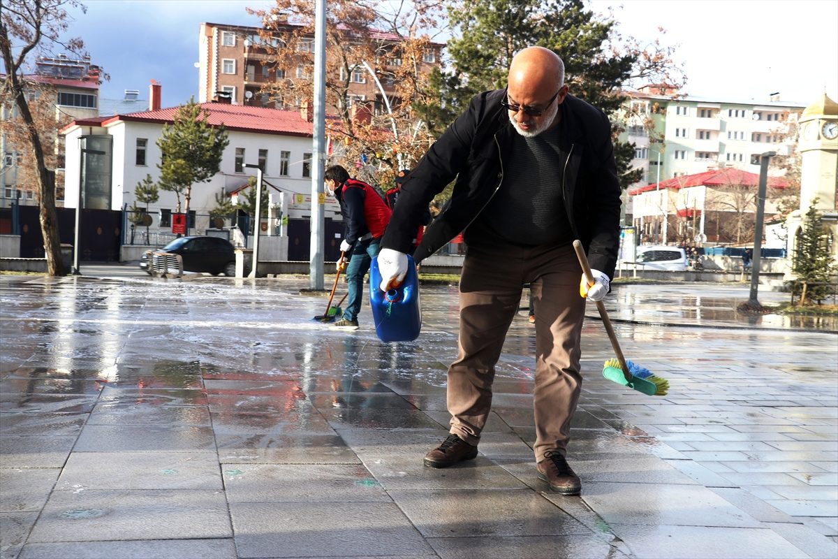Ağrı\'da itfaiye görevlileri Abide Meydanı\'nı dezenfekte etti
