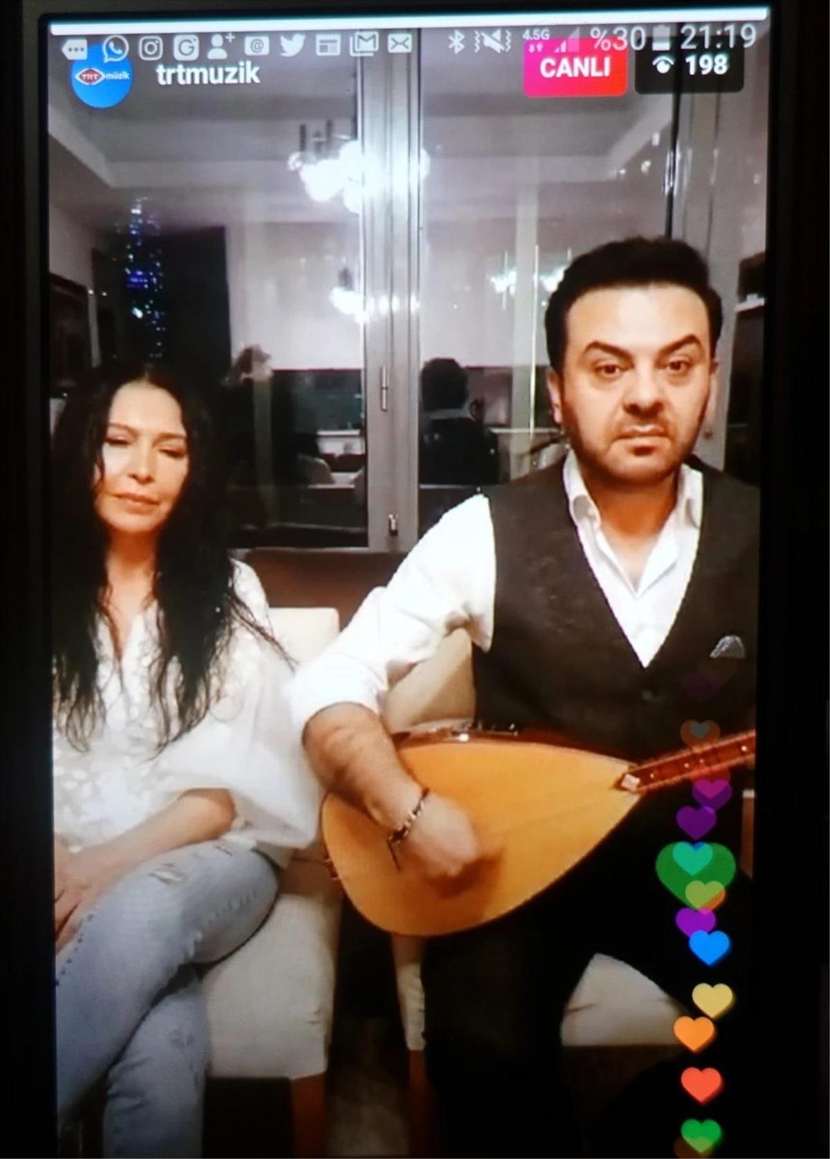 Ahmet Koç ve Cansu Koç, TRT Müzik\'in Instagram hesabında konser verdi