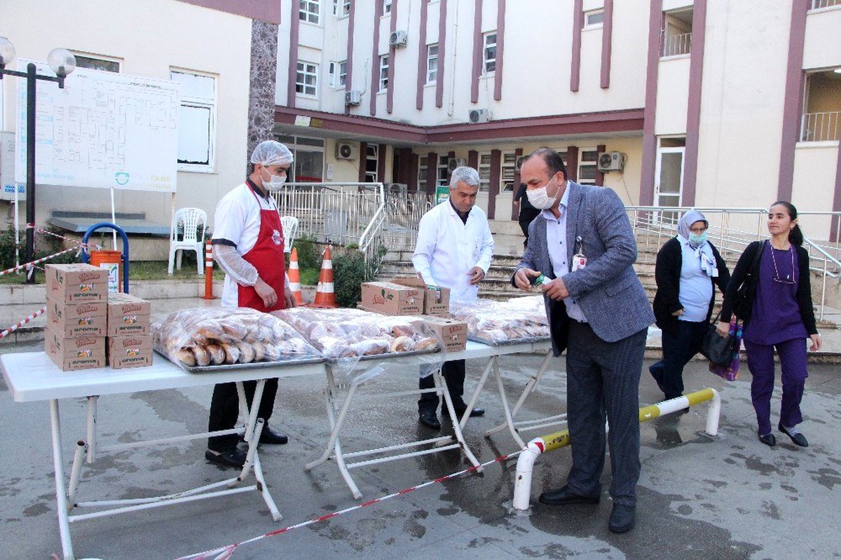AK Parti\'li Çokal\'dan sağlık çalışanlarına kahvaltı ikramı