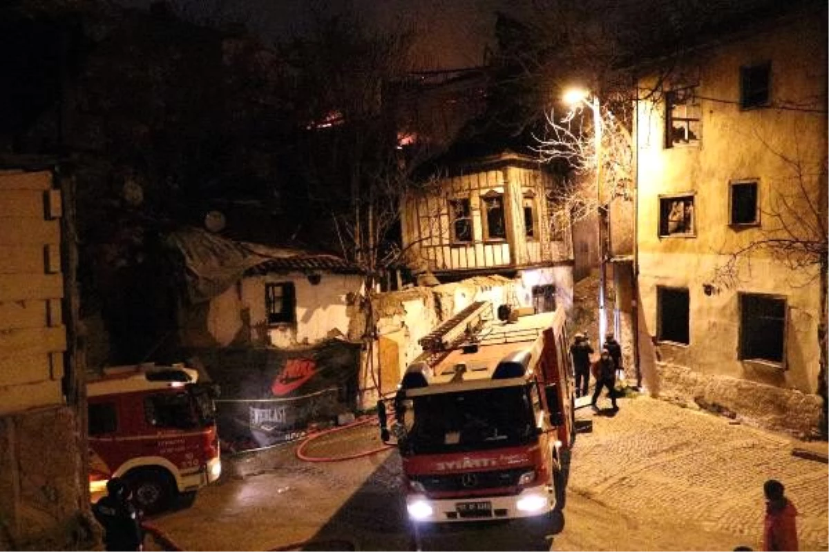 Ankara\'da, 2 terk edilmiş konak yandı