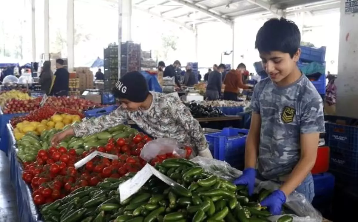 Antalya\'da çocuk pazarcılar iş başında