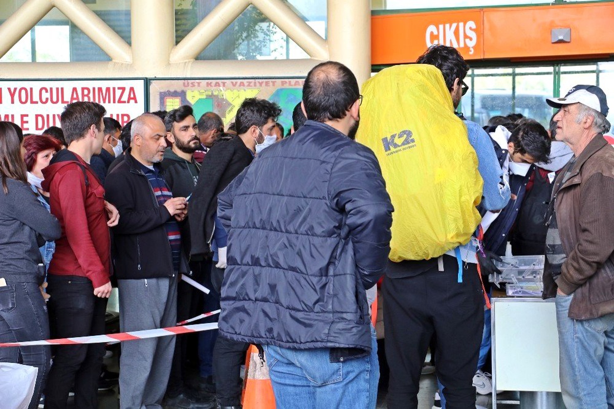 Antalya otogarı izin komisyonu önünde aşırı yoğunluk