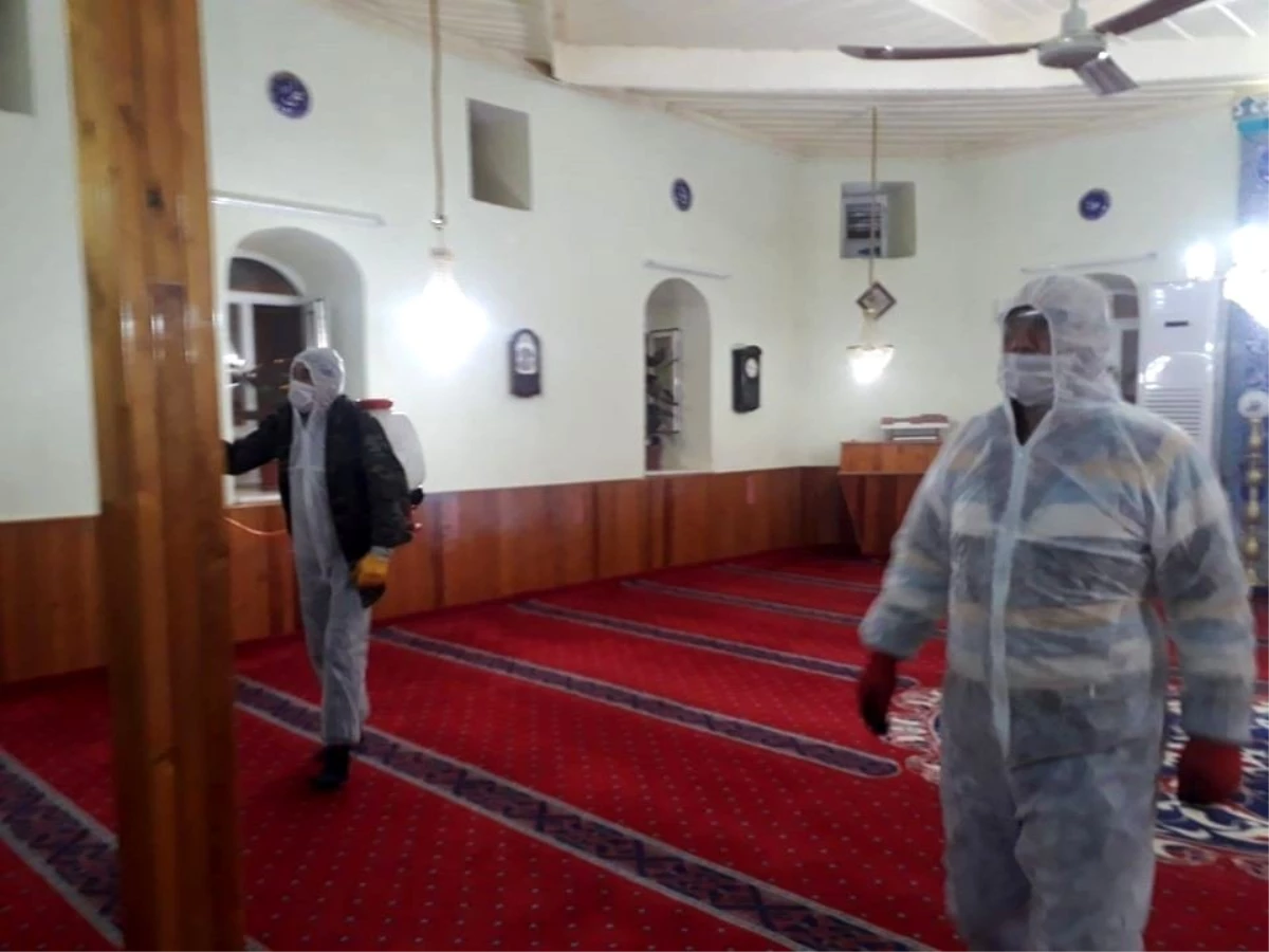 Aslanapa\'da tüm camiler temizlenip dezenfekte edildi