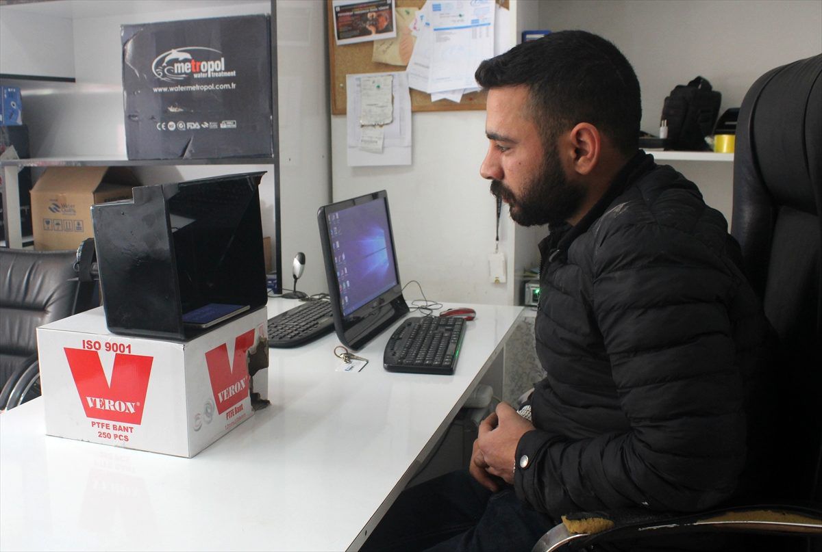 Atık malzemelerden promter yaptı