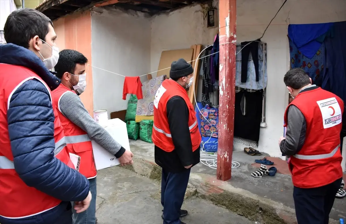 Baba oğul ihtiyaç sahiplerinin yardımına koşuyor