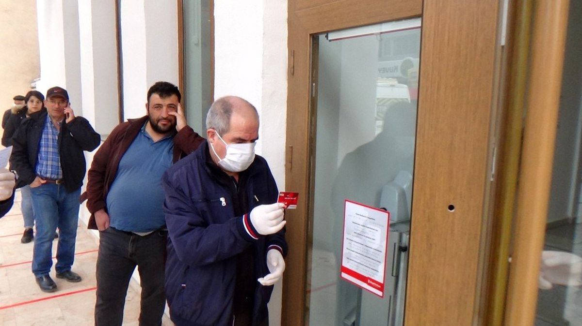 Banka önlerinde 1 metre kuralı