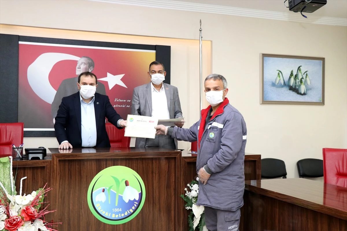 Başkan Özkan\'dan örnek belediye personeline başarı belgesi