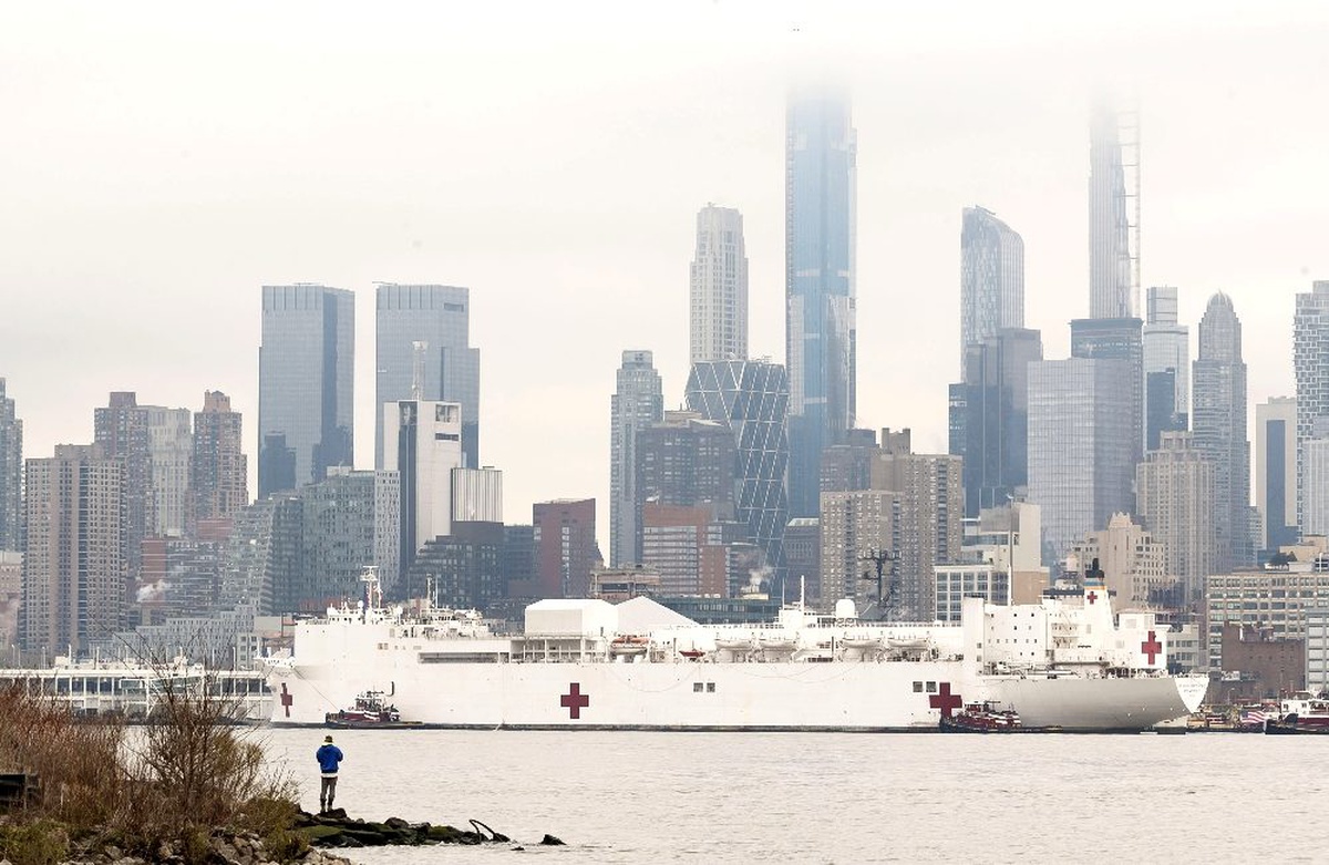 Bin yataklı hastane gemisi New York\'a ulaştı