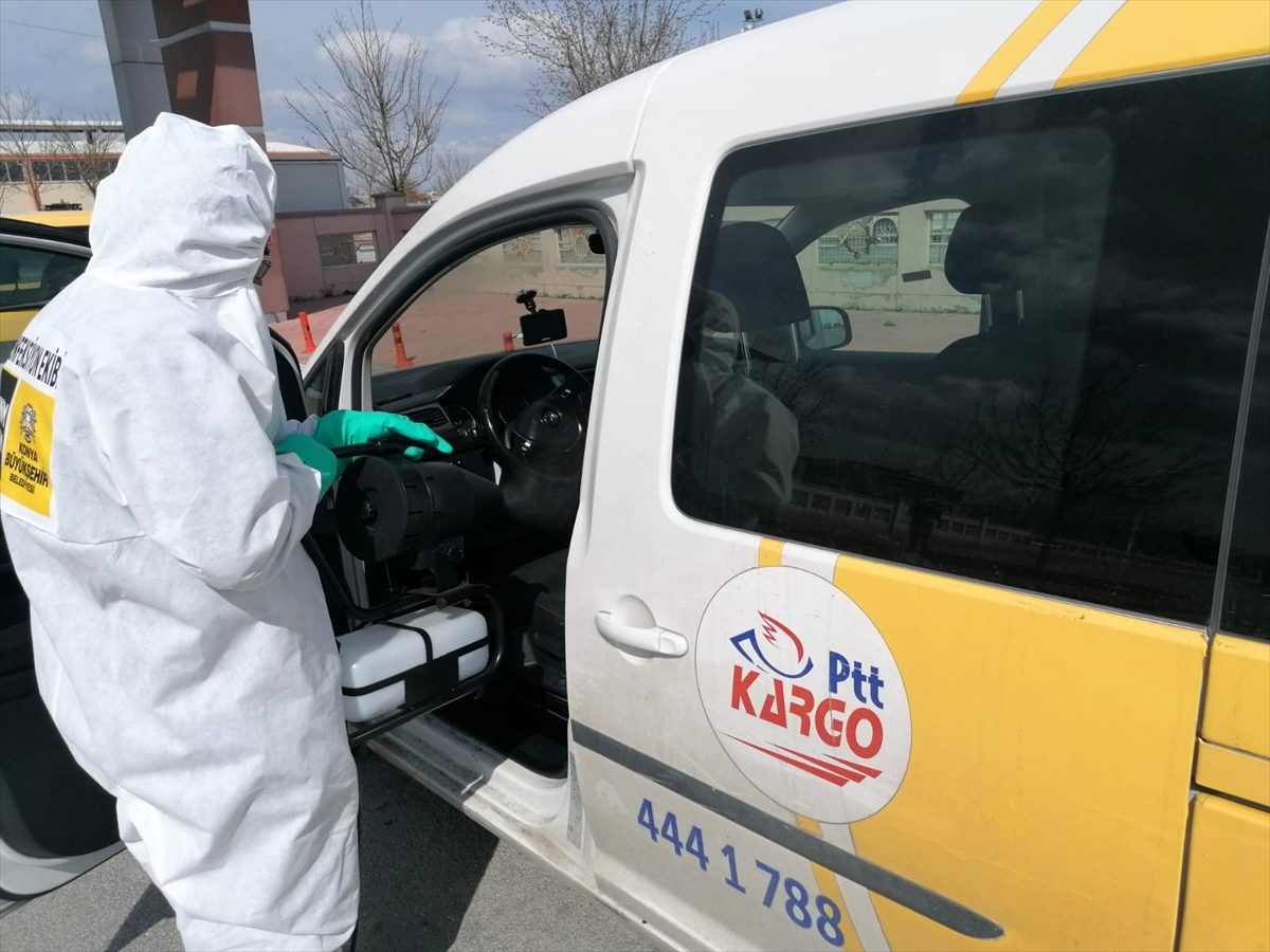 Büyükşehir Belediyesi dolmuş, ticari taksi ve servisleri dezenfekte ediyor
