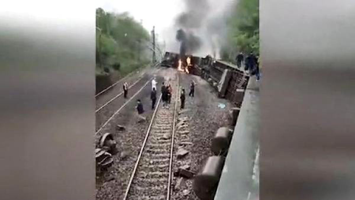 Çin\'de yolcu treni raydan çıktı: Yaralılar var