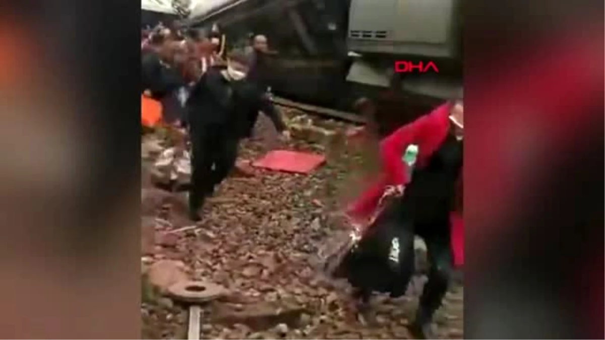 Çin\'de yolcu treni raydan çıktı Yaralılar var