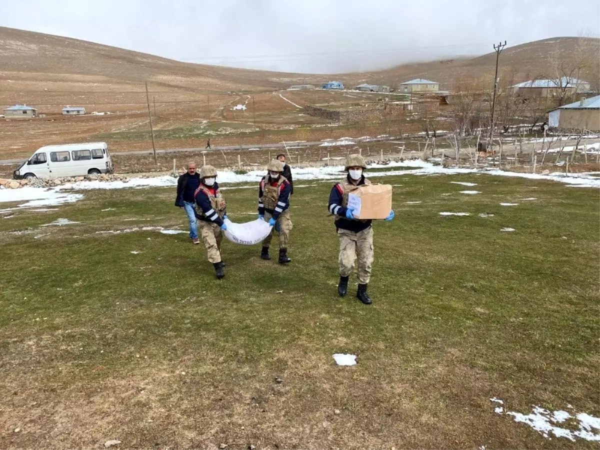 Dışarı çıkmaları kısıtlanan vatandaşların ihtiyaçlarını jandarma karşılıyor