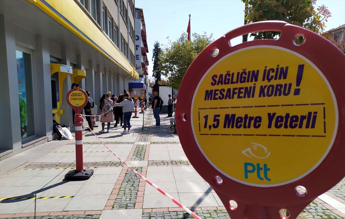 Edirne\'de PTT ve banka şubelerinden "sosyal mesafe" önlemi