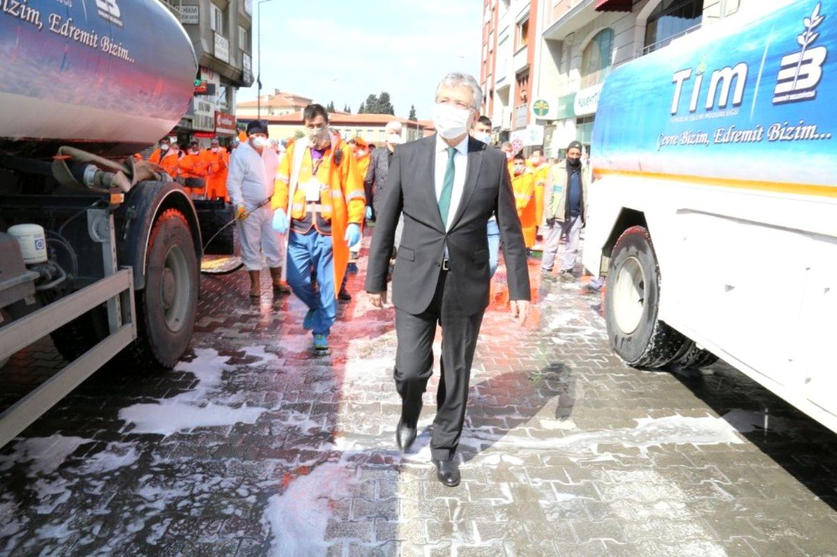 Edremit\'te cadde ve sokaklar köpüklü su ile yıkandı