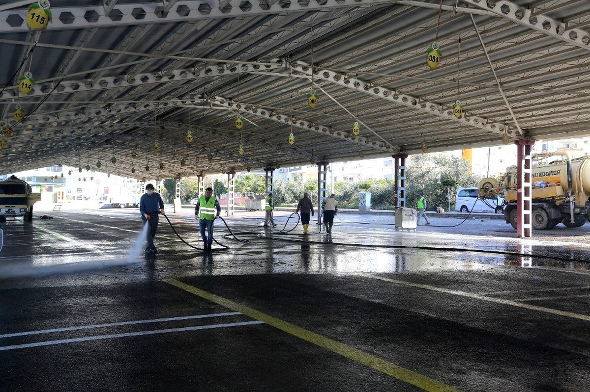 Erdemli\'de pazar yerleri dezenfekte edildi