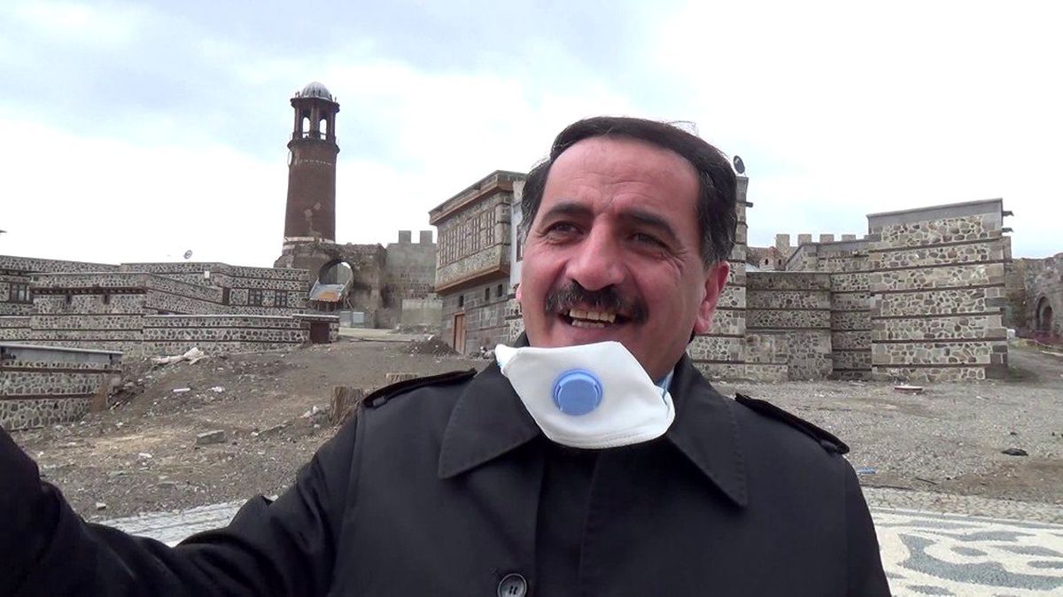 Erzurumlu sanatçı \'evde kalın\' çağrısı yaptı