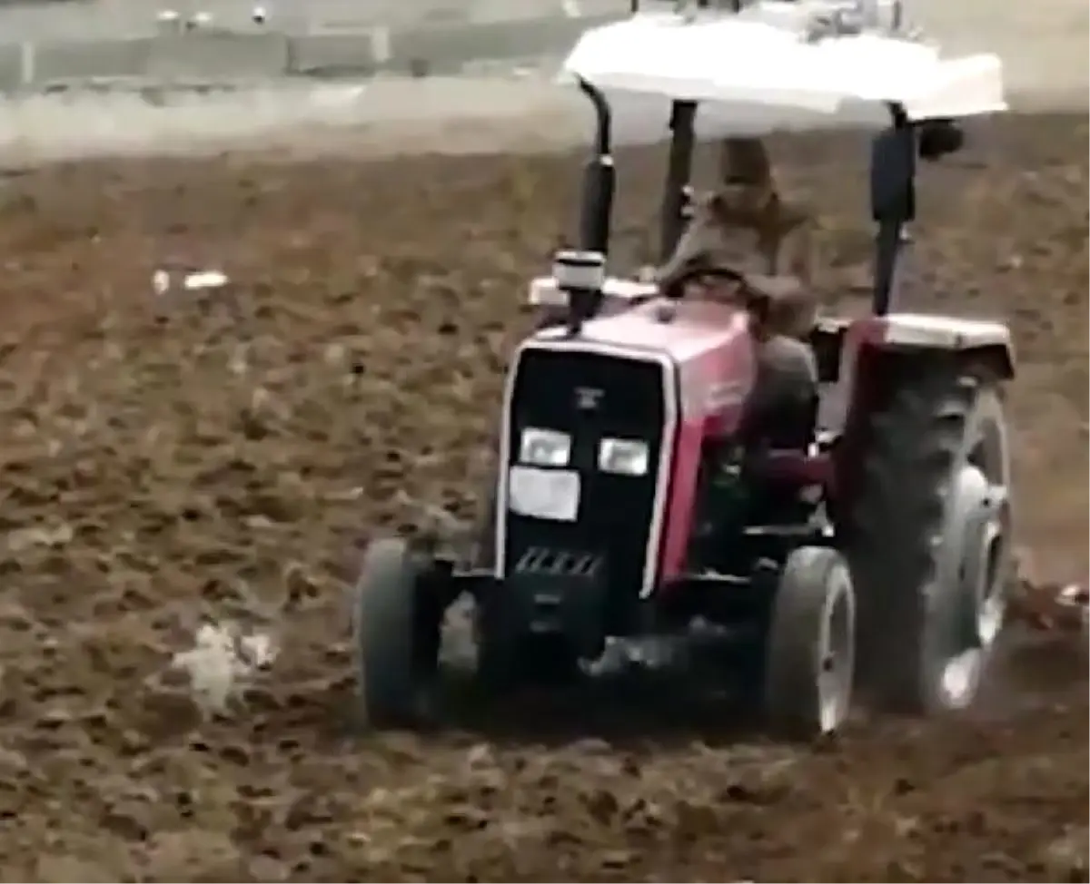 Evden çıkamayan çiftçinin tarlasını jandarma işledi