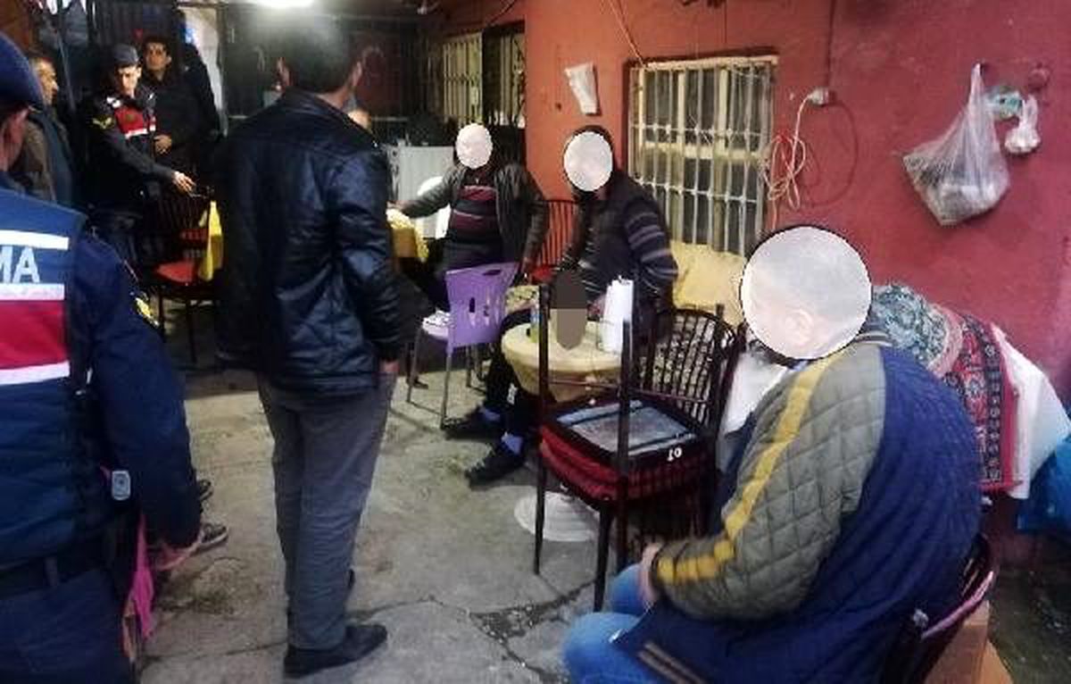Evin girişini brandayla kapatıp, kahveye çevirdiler