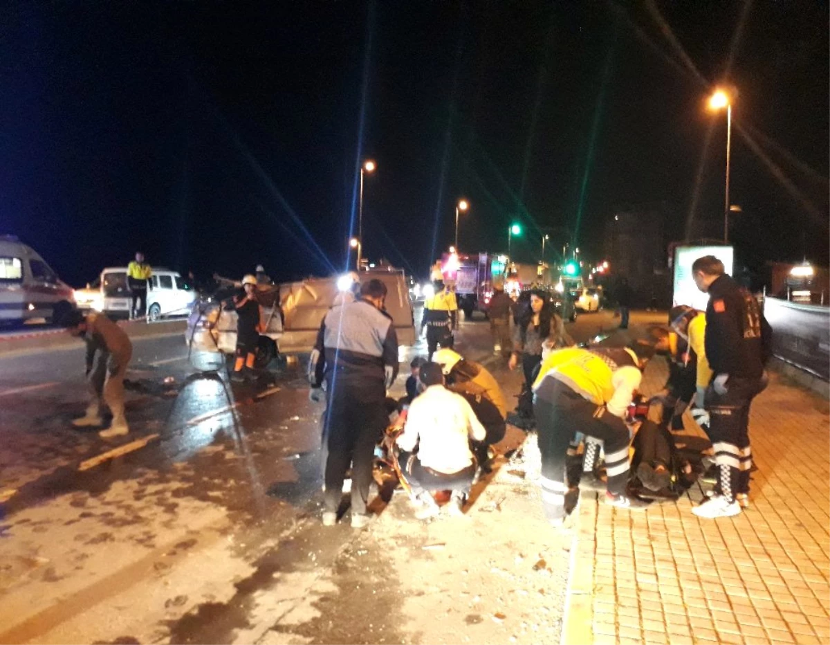 Fatih\'te virajı alamayan minibüs otomobile çarptı: 1 ölü, 3 yaralı