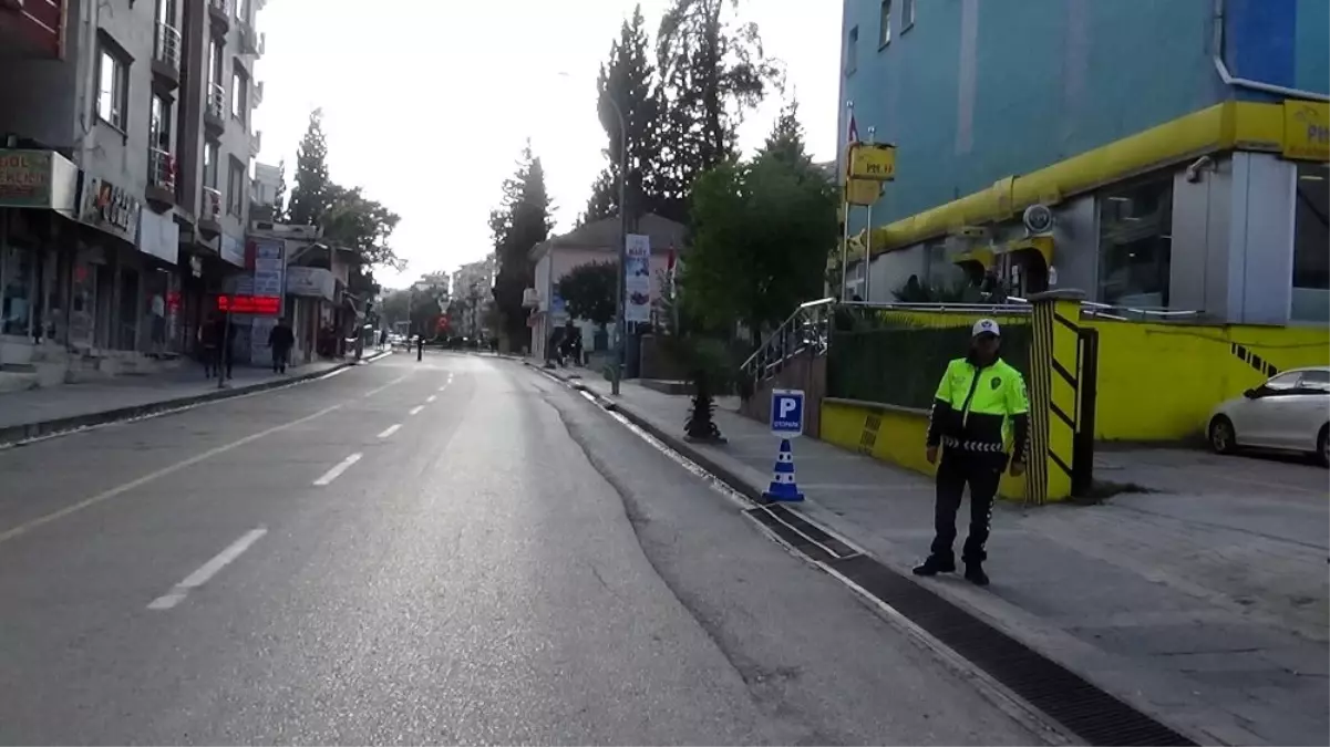 Hatay\'ın bazı ilçelerinde caddeler ve sokaklar trafiğe kapatıldı