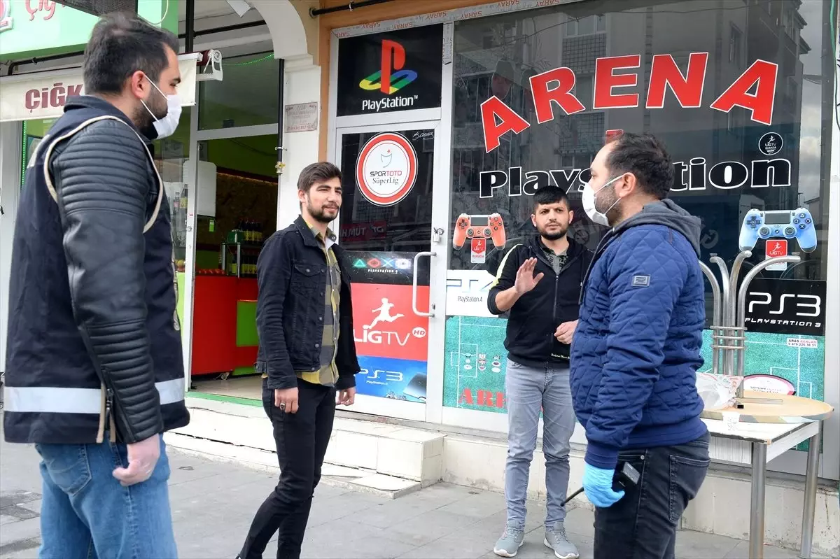 Iğdır\'da polis sokak sokak dolaşarak vatandaşlara "Evde kal" çağrısı yapıyor