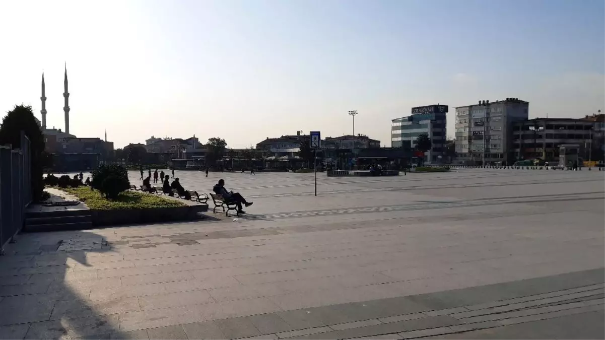 İstanbul Adliyesi önündeki banklar boş kalmadı