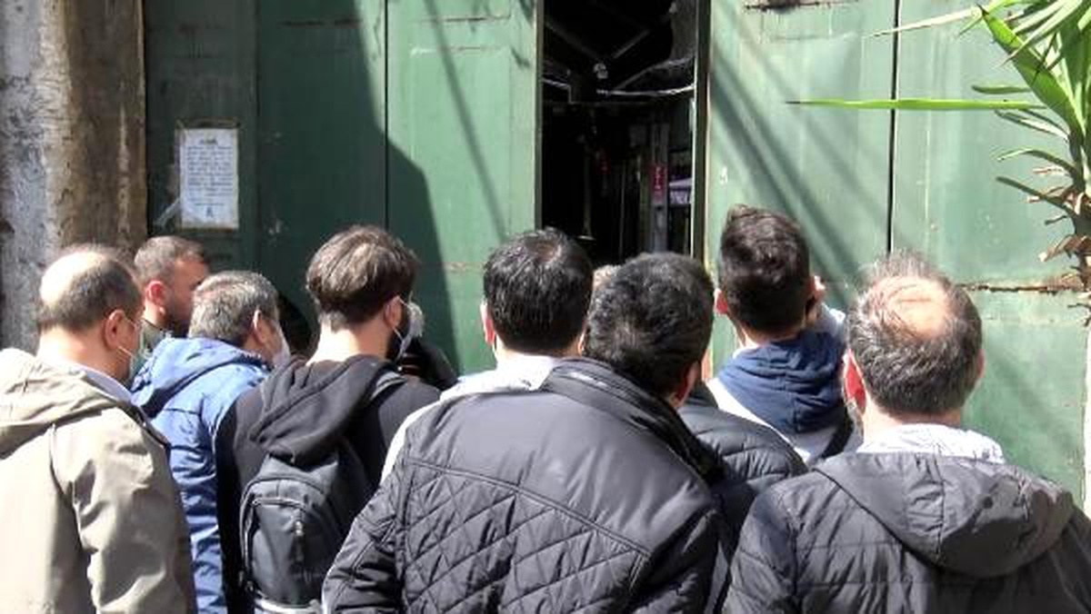 Kapalıçarşı\'ya girmek için bekleyenler sosyal mesafeye uymadı