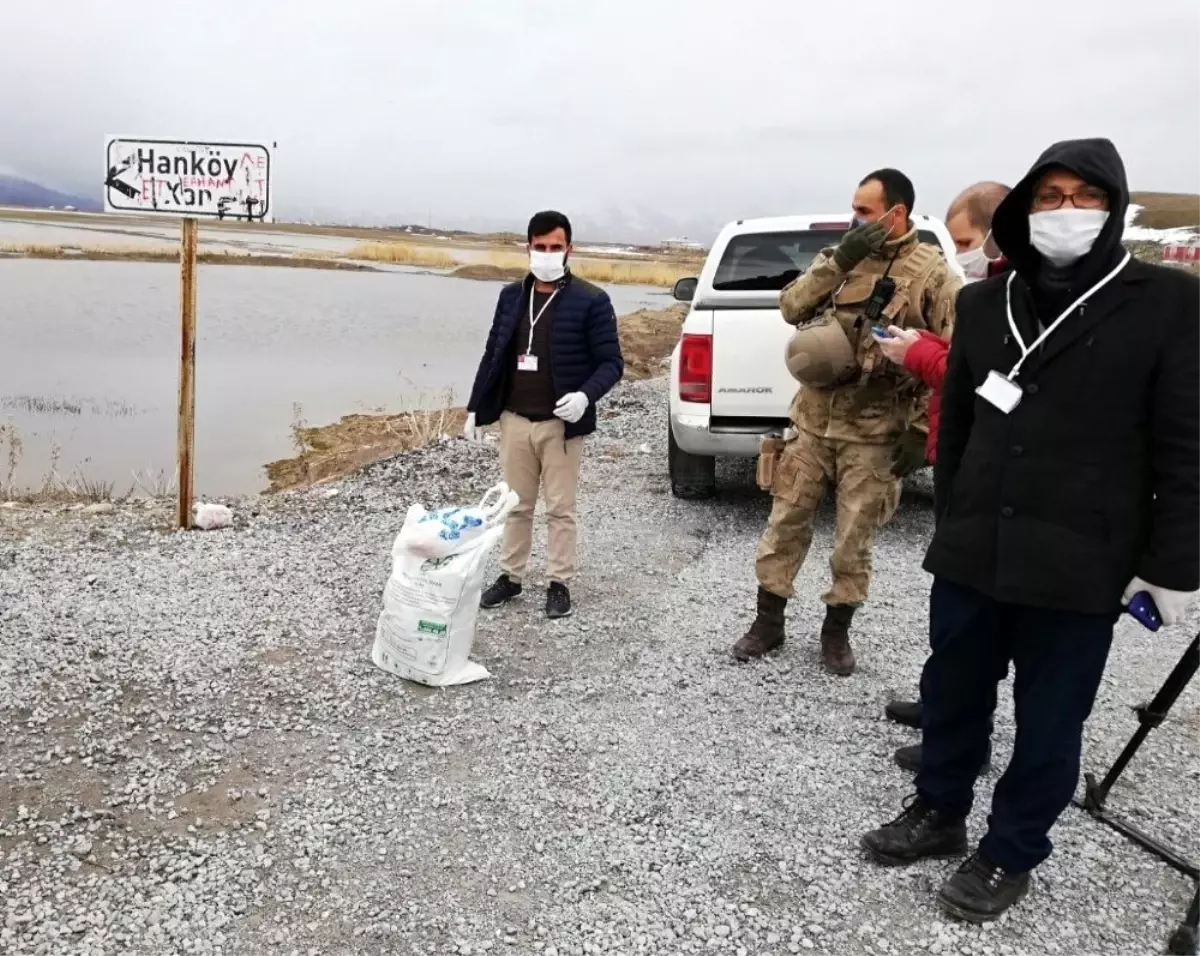 Karantinadaki mahallenin ihtiyaçlarını vefalı eller karşılıyor