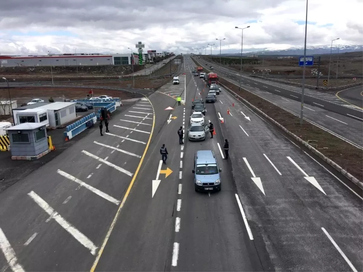 Kayseri\'de araç girişlerindeki kontroller, uzun kuyruklar oluşturdu